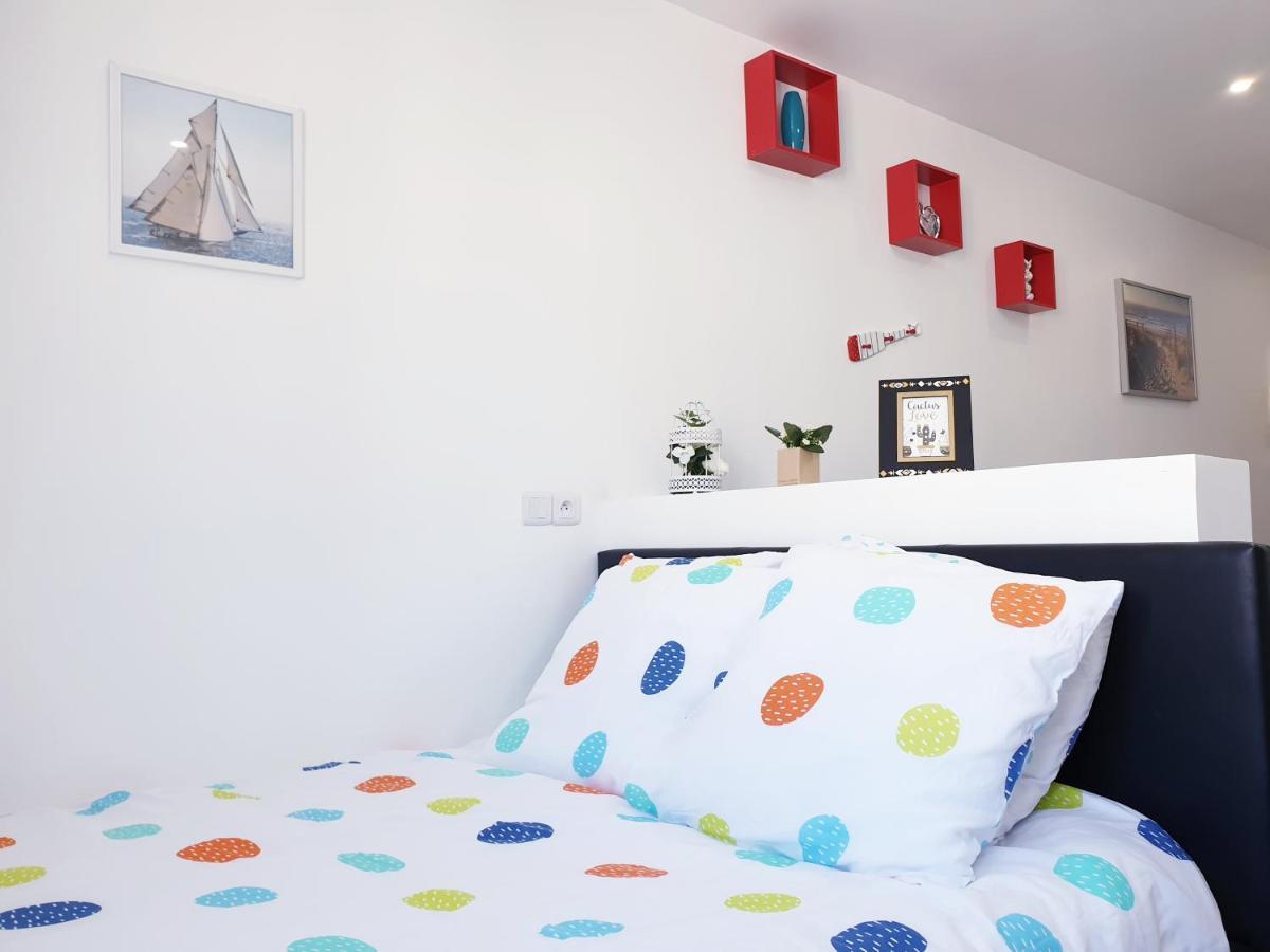 All-In-One Hyper Centre La Rochelle ลาโรแชล ภายนอก รูปภาพ